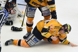 Filip Pavlík dostal ránu pukem do hlavy a otřesený zmizel v kabině.