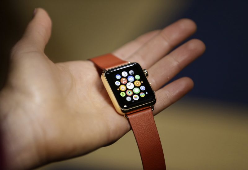 Apple zahájil prodej svých chytrých hodinek. Apple zahájil prodej svých chytrých hodinek.