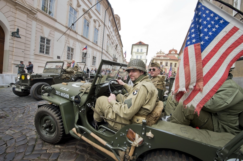 Historické vojenské automobily přijely k americkému velvyslanectví v Praze.