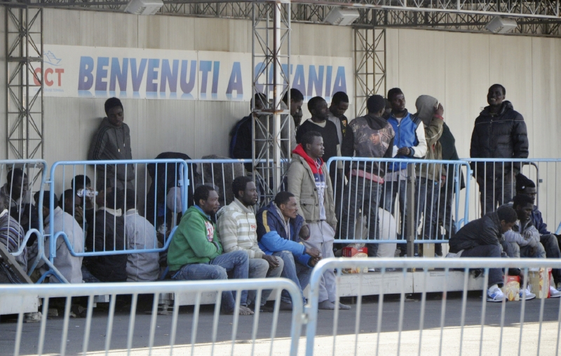 Uprchlíky zachráněné ze dvou lodí u Libye přivezla 23. dubna do Katánie loď italského námořnictva. Uprchlíky zachráněné ze dvou lodí u Libye přivezla 23. dubna do Katánie loď italského námořnictva.