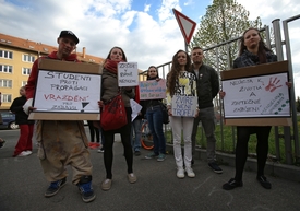 Před Mendelovou univerzitou se sešli i protestující, kteří koníček Michaely nepovažují za správný.