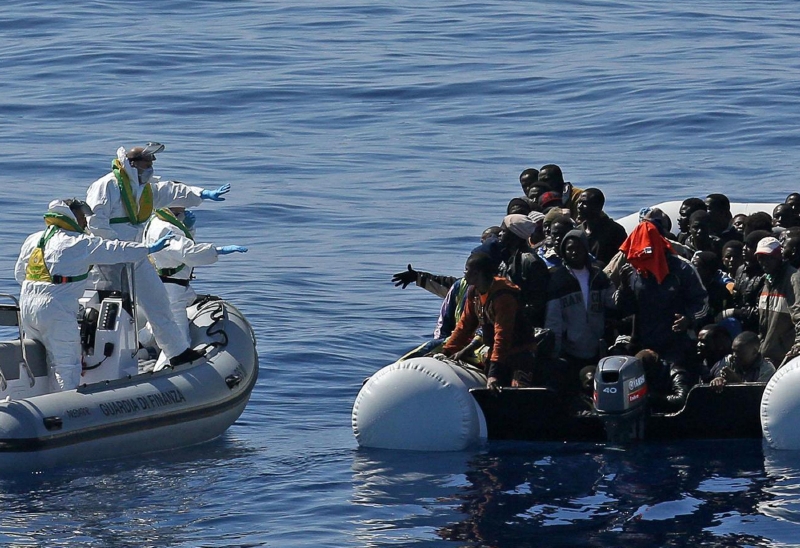 Ve Středozemním moři letos zahynuly možná dvě tisícovky migrantů. Další to budou zkoušet dál.