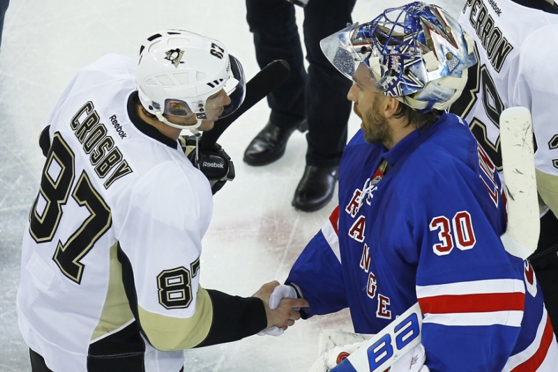 Sidney Crosby si podává ruku s Henrikem Lundqvistem.