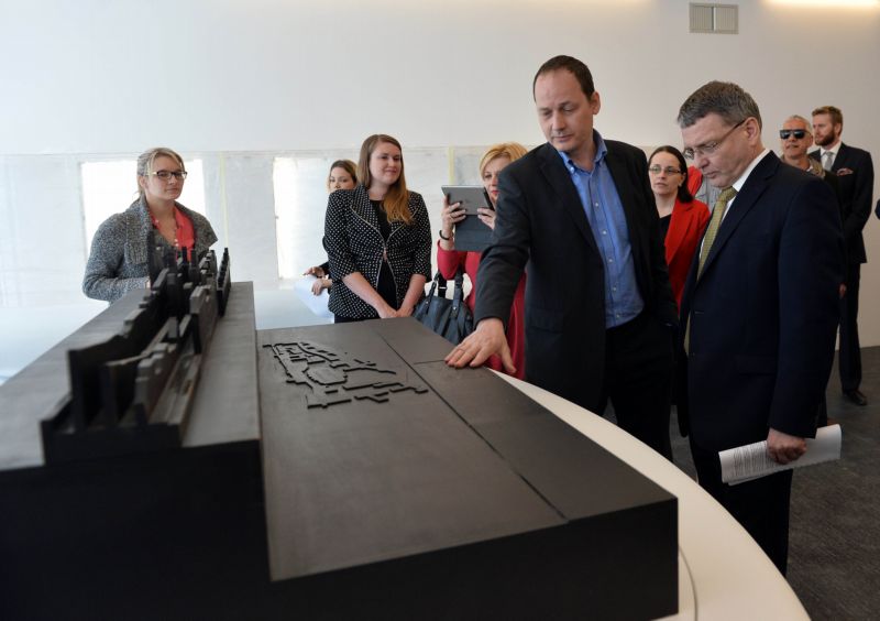 Ministr zahraničí Lubomír Zaorálek (vpravo) navštívil český pavilon na světové výstavě Expo 2015 v Miláně. 
