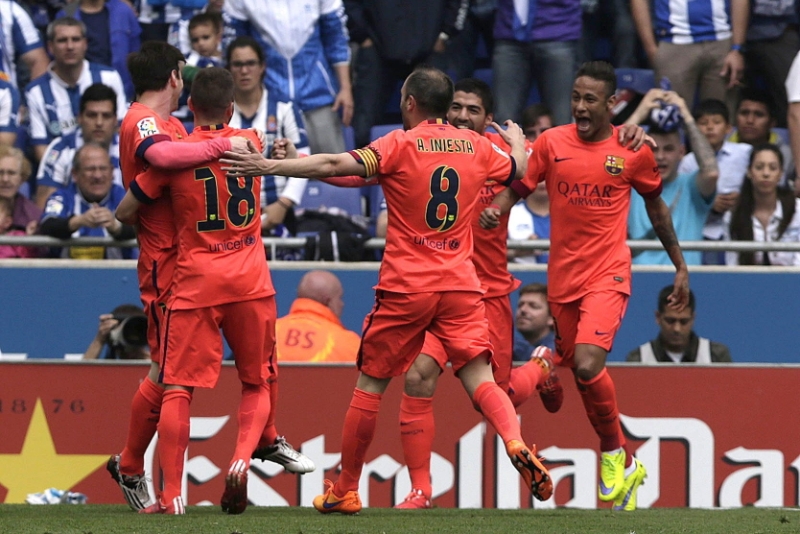 Radující se fotbalisté Barcelony.
