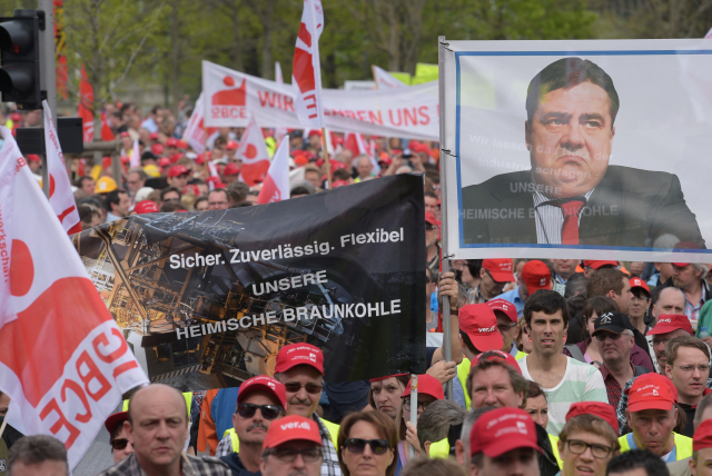 Havíři procházejí Berlínem, na transparentu portrét šéfa SPD Sigmara Gabriela.