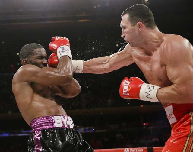 Boxerský šampion Vladimir Kličko zasazuje úder Bryantu Jenningsovi z USA