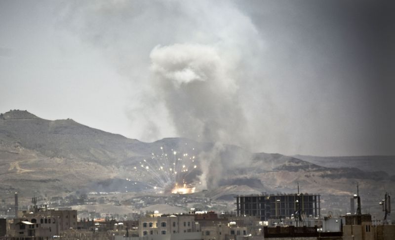 Stoupající kouř po bombardování Arabskou koalicí.