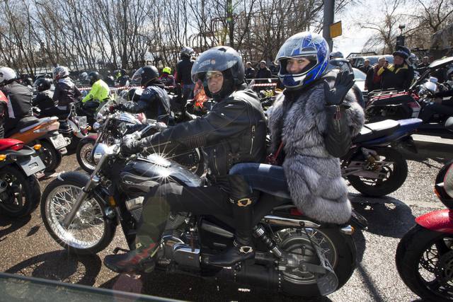 Členové ruského motorkářského klubu Noční vlci podle plánu vyrazili k jízdě na Berlín. Polsko jim ale vstup na své území zakázalo a výhrady mají i některé další země.