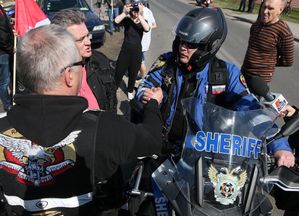 Polský motorkář vítá ruského motorkáře na hranici s Běloruskem.