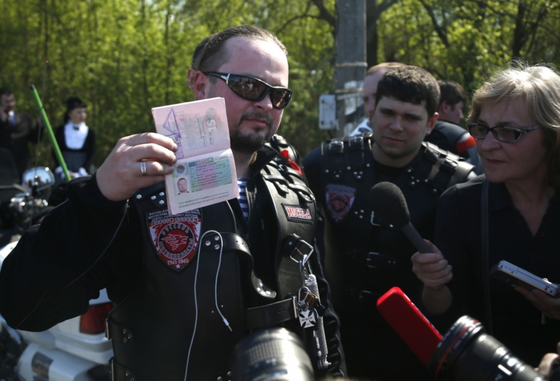 Jeden z motorkářů, který nebyl puštěn přes polské hranice, ukazuje své anulované vízum.