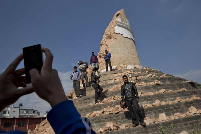 Místní se fotí u zřícené devítipodlažní věže Dharahara, která byla vyhledávanou turistickou atrakcí se svým spirálovým schodištěm s 200 schody.