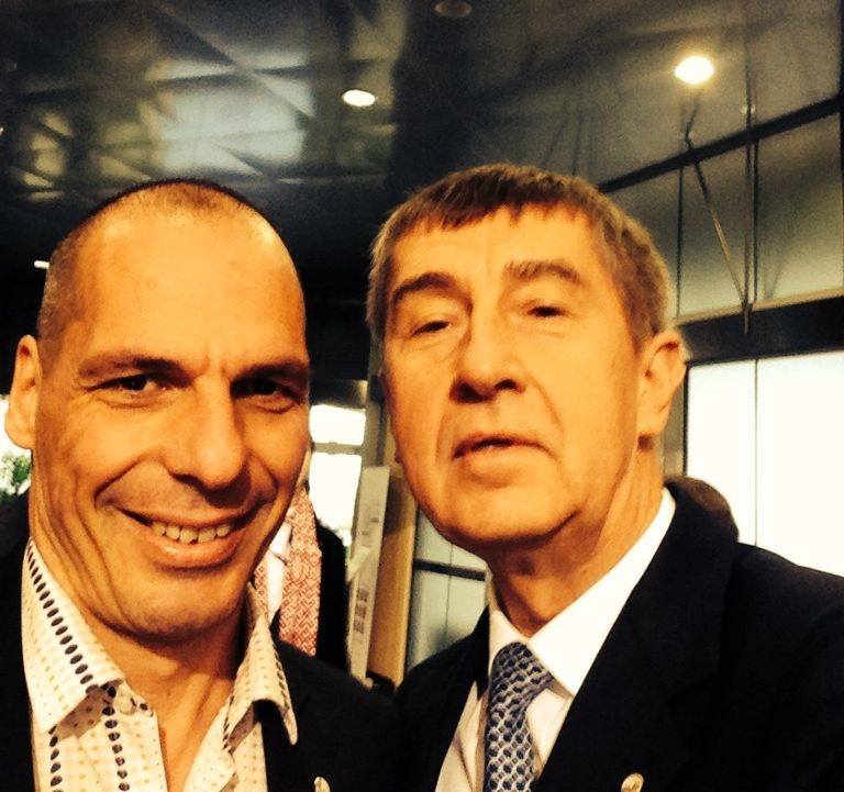 Andrej Babiš si k fotografii na Twitteru napsal: "Řecký ministr financí Varoufakis. Sympaťák, až na těch 329 mld euro dluhů. Chce zavést chorvatskou evidenci tržeb."