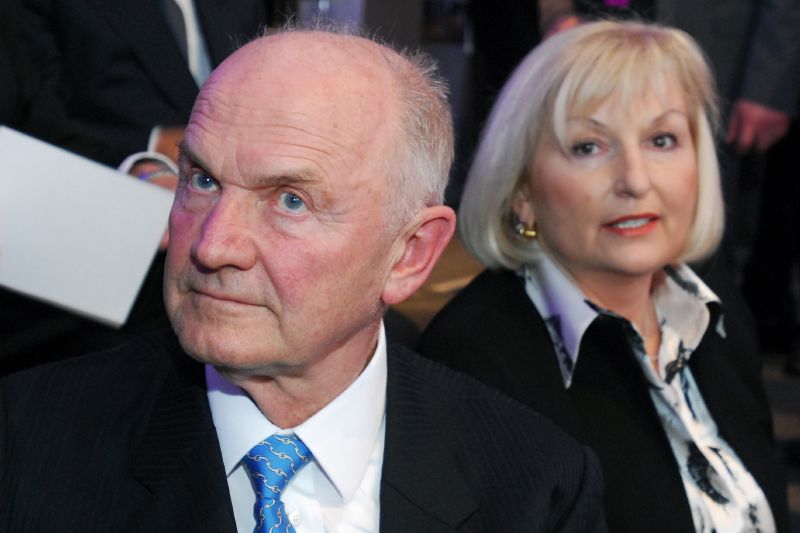 Předseda dozorčí rady VW Ferdinand Piëch odstoupil z funkce, z rady odchází i jeho manželka Ursula. 