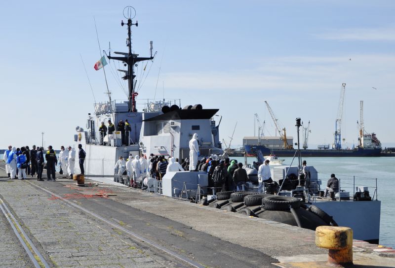 Italská loď zachránila na moři libyjské uprchlíky.