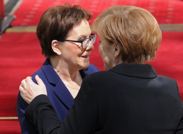 Polská premiérka Ewa Kopaczová s německou kancléřkou Angelou Merkelovou. Polská premiérka Ewa Kopaczová s německou kancléřkou Angelou Merkelovou.