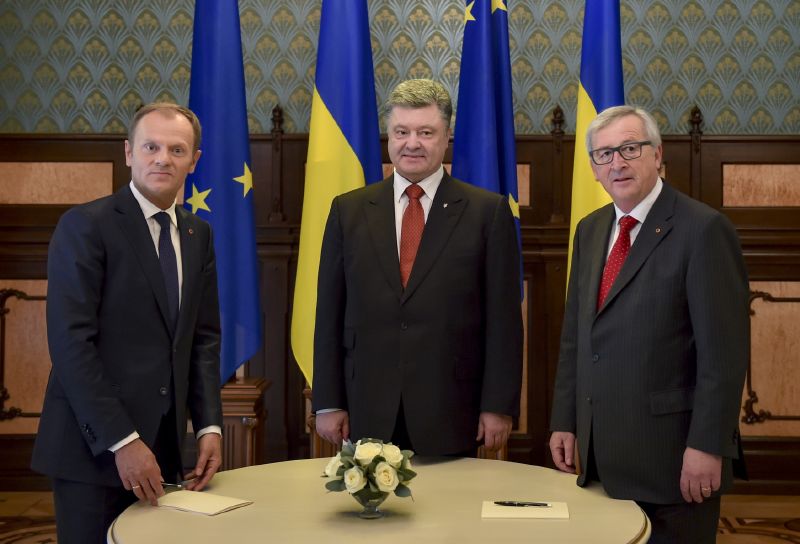Zleva šéf Evropské rady Donald Tusk, ukrajinský prezident Petro Porošenko a předseda Evropské komise Jean-Claude Juncker. Zleva šéf Evropské rady Donald Tusk, ukrajinský prezident Petro Porošenko a předseda Evropské komise Jean-Claude Juncker.