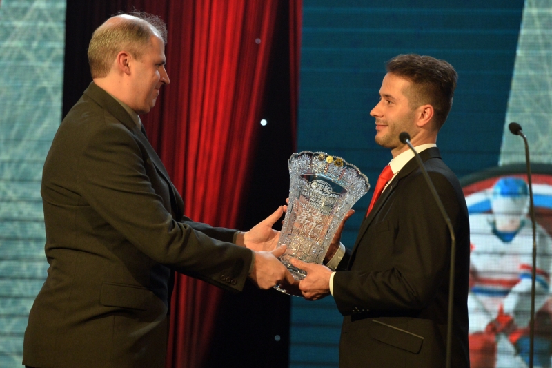 Galavečer hokejové extraligy s vyhlášením ankety sezony 2014/15 včetně Hokejisty sezony. Redaktor ČTK Jiří Polák (vlevo) předává pohár nejslušnějšímu hráči Eriku Hrňovi z týmu HC Oceláři Třinec.