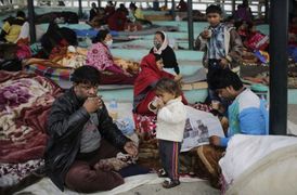 V místě neštěstí je nedostatek potravin a pitné vody. Světové organizace na postižené místo posílají humanitární pomoc.