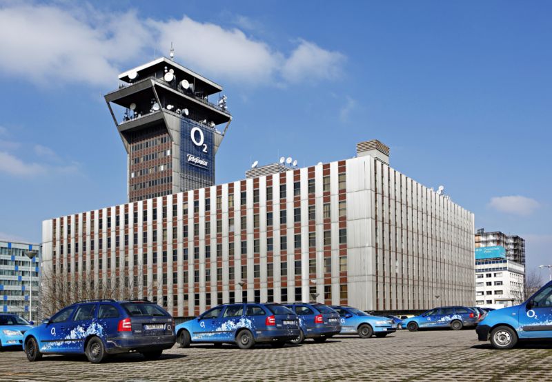 Budova Telefónica O2 s telekomunikační věží v Praze.