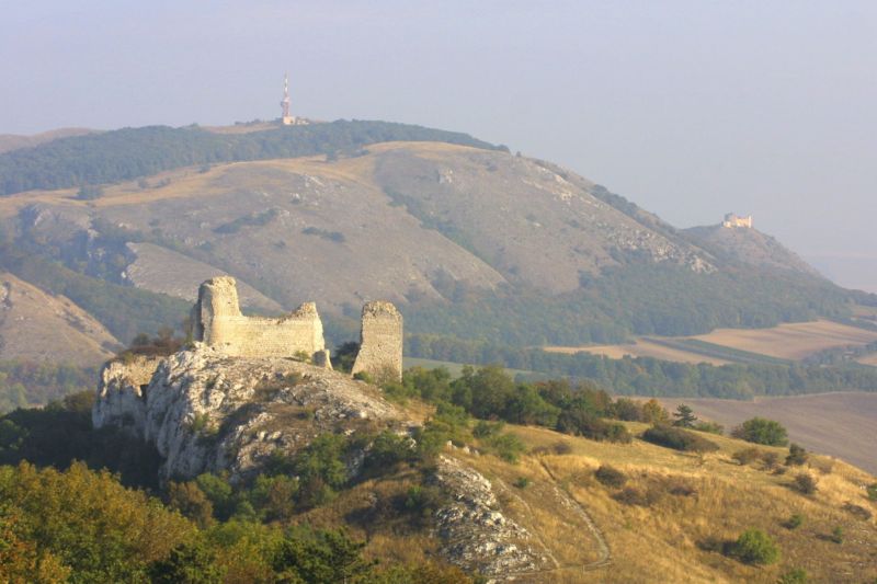 Chráněná krajinná oblast Pálava. V popředí Sirotčí (růžový) hrádek nad Klentnicí na Břeclavsku. Chráněná krajinná oblast Pálava. V popředí Sirotčí (růžový) hrádek nad Klentnicí na Břeclavsku.
