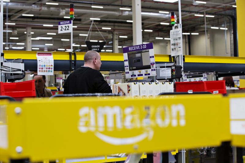 Americká společnost Amazon zahájila nábor zaměstnanců do nového distribučního centra. Snímek z distribučního centra v Polsku.