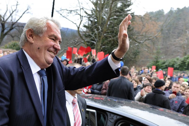 Prezident Miloš Zeman se s červenými kartami setkává celkem často...