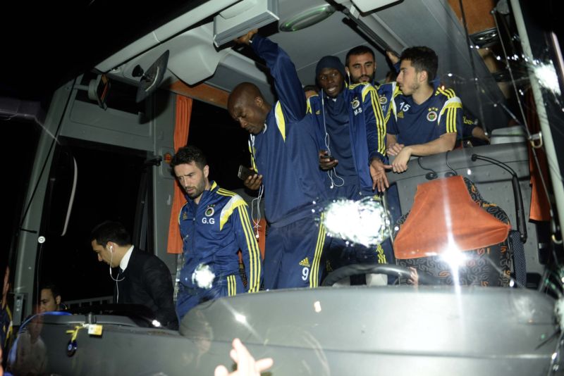 Autobus Fenerbahce Istanbul po prvním útoku. 