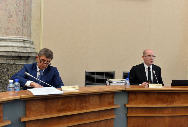 Ministr financí Andrej Babiš a premiér Bohuslav Sobotka (vpravo) na jednání vlády.