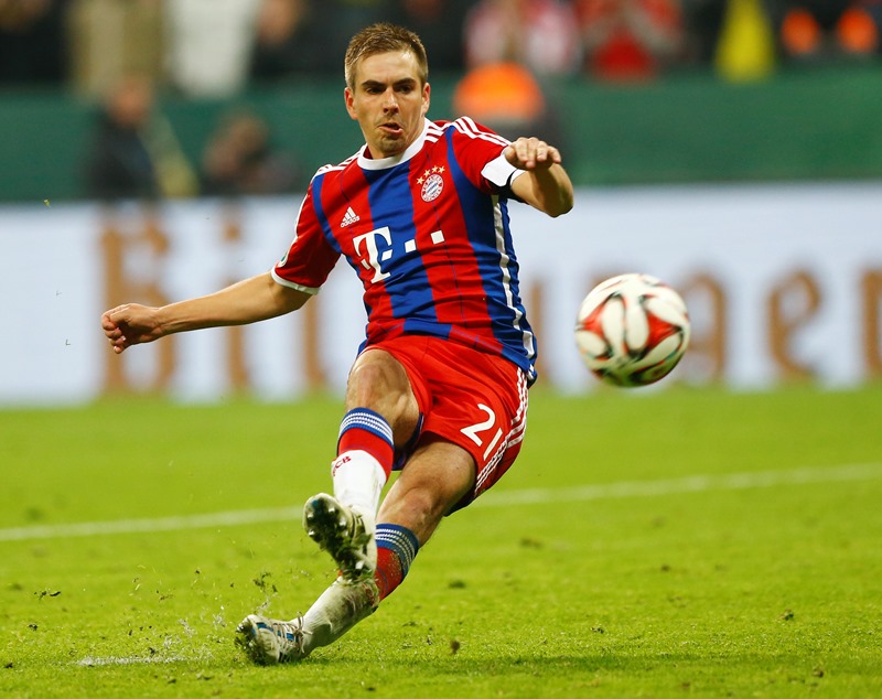 Bum! Philipp Lahm padá k zemi a první penalta v rozstřelu přišla vniveč.