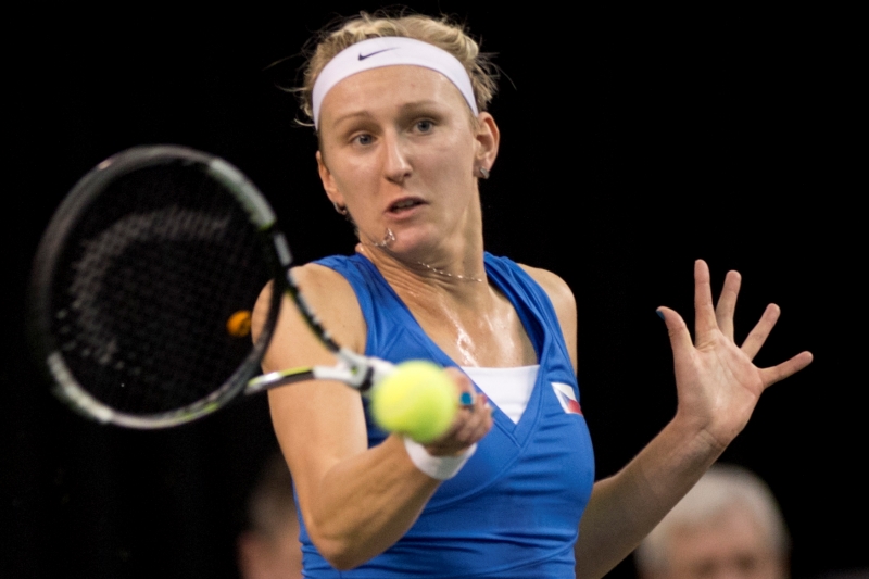Turnajová dvojka Lucie Šafářová skončila na turnaji J&T Banka Prague Open hned v 1. kole. Na antuce pražské Sparty ve Stromovce dnes prohrála s krajankou Terezou Smitkovou (na snímku) po boji 3:6, 6:2 a 4:6. 