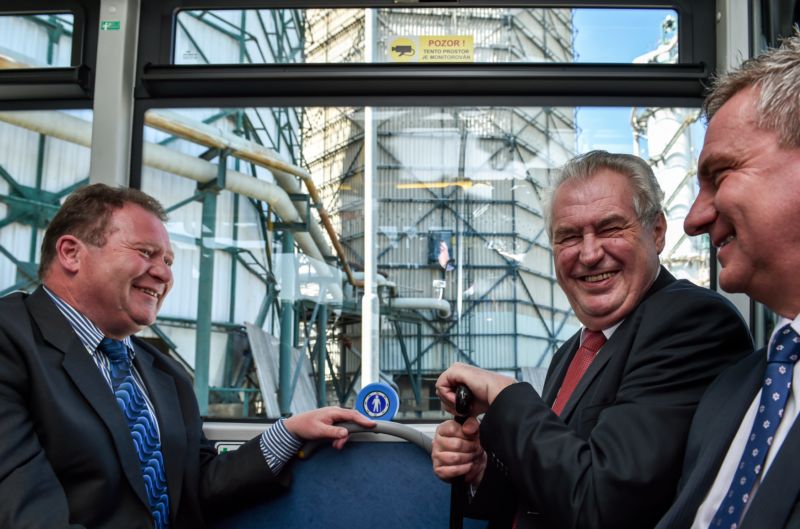 Prezident Miloš Zeman se projel 29. dubna autobusem po areálu cukrovaru, lihovaru a bioplynové stanice v Dobrovici. Prezident Miloš Zeman se projel 29. dubna autobusem po areálu cukrovaru, lihovaru a bioplynové stanice v Dobrovici.
