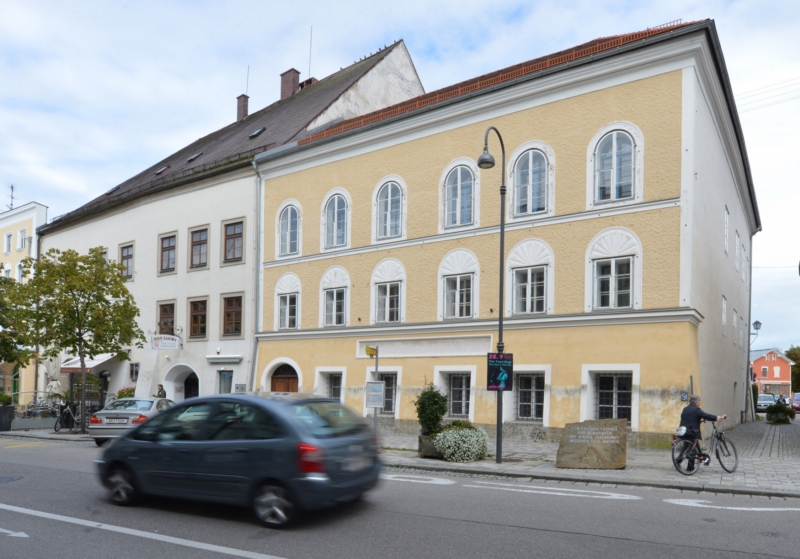 Dům ve městě Braunau am Inn, kde se narodil Adolf Hitler. Dům ve městě Braunau am Inn, kde se narodil Adolf Hitler.
