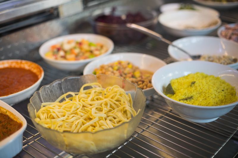 Za jedno euro si v restauraci koupíte těstovinové i ovocné saláty, minisendviče, pizzu a pití (ilustrační foto).