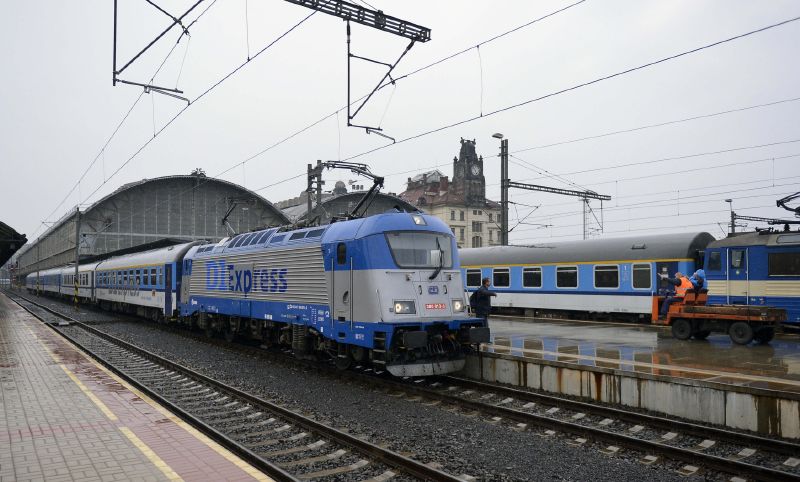 Vlak D1 Expres na Hlavním nádraží v Praze.
