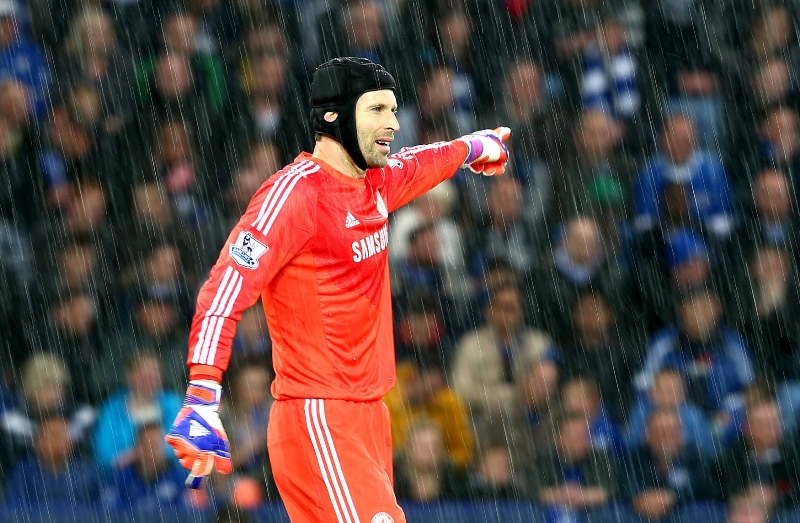 Reprezentační gólman Petr Čech se ve středu po téměř dvou měsících vrátil do branky Chelsea a pomohl k výhře 3:1 v Leicesteru. Reprezentační gólman Petr Čech se ve středu po téměř dvou měsících vrátil do branky Chelsea a pomohl k výhře 3:1 v Leicesteru.