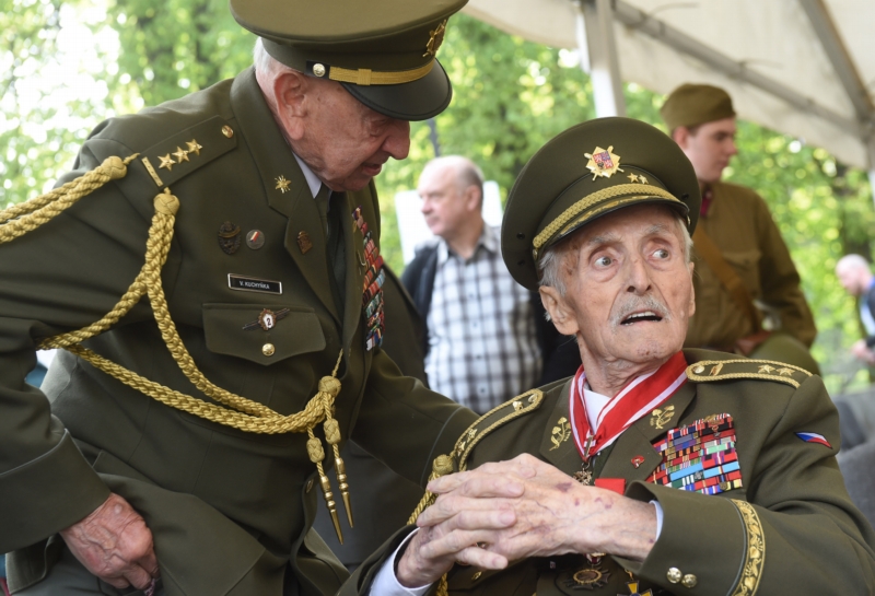 Neoddělitelnou součástí oslav byli veteráni Václav Kuchyňka (vlevo) a Mikuláš Končický, který je jedním ze tří posledních žijících tankistů, kteří se účastnili Ostravské operace. Neoddělitelnou součástí oslav byli veteráni Václav Kuchyňka (vlevo) a Mikuláš Končický, který je jedním ze tří posledních žijících tankistů, kteří se účastnili Ostravské operace.