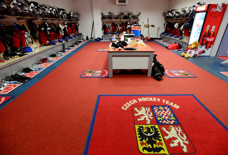 Výhodou hokejistů pořadatelské země mistrovství světa je první volba kabiny, i čeští hráči tak na letošním šampionátu mají k dispozici nejluxusnější zázemí. Jaromír Jágr a spol. v pražské O2 areně zabrali kabinu, kterou běžně využívá Slavia. Výhodou hokejistů pořadatelské země mistrovství světa je první volba kabiny, i čeští hráči tak na letošním šampionátu mají k dispozici nejluxusnější zázemí. Jaromír Jágr a spol. v pražské O2 areně zabrali kabinu, kterou běžně využívá Slavia.
