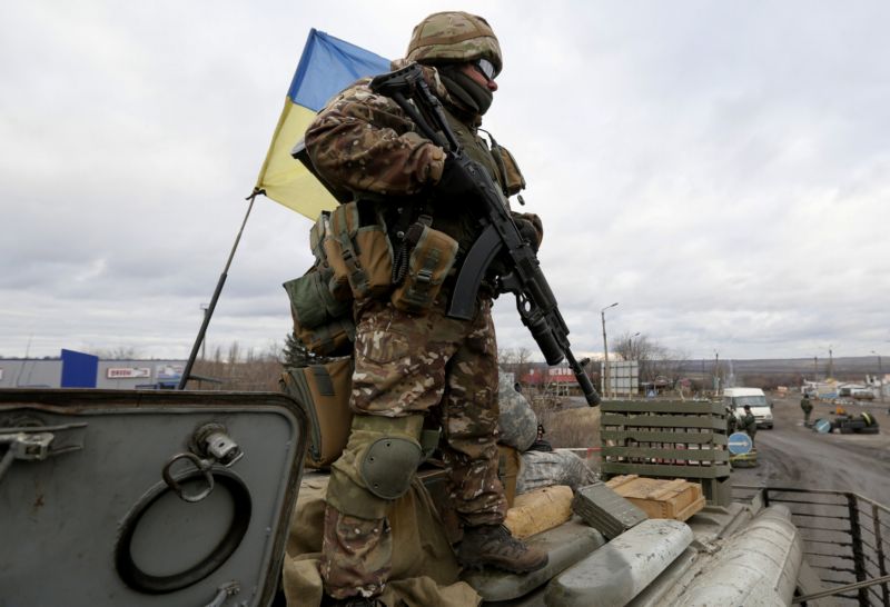 Ukrajinský voják u města Debaltseve (ilustrační foto). Ukrajinský voják u města Debaltseve (ilustrační foto).