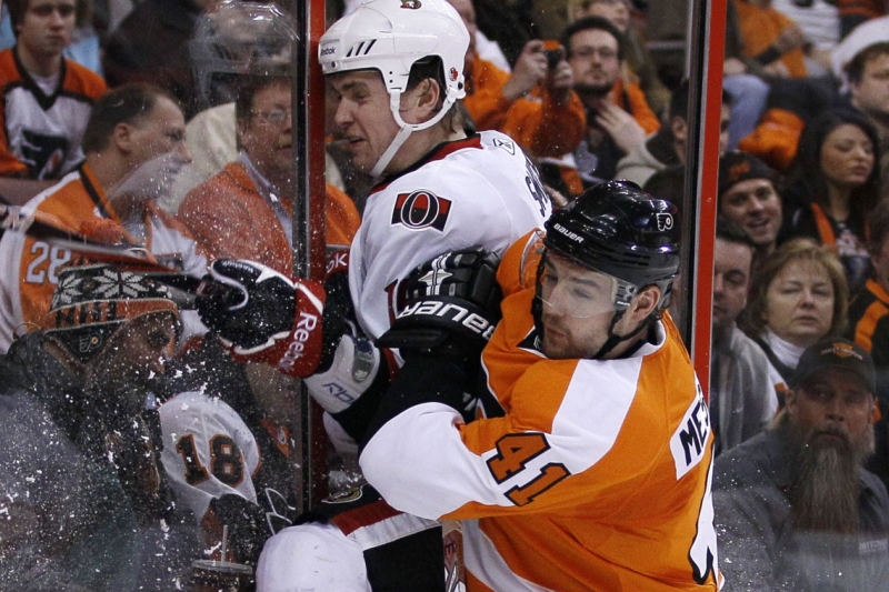 Andrej Mezsároš (v oranžovém) v souboji se Zackem Smithem v dresech týmů NHL.