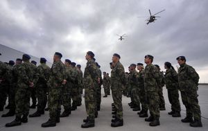 Slavnostní nástup příslušníků 22. základny vrtulníkového letectva.