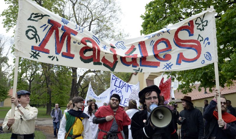 Průvod Studentského majálesu odstartoval na Kampě.