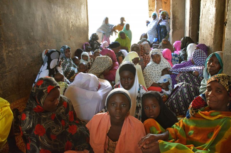 Oběti Boko Haram. Tyto ženy, které samy unikly za zajetí radikálů Boko Haram, nyní žijí v Nigérii společně. Oběti Boko Haram. Tyto ženy, které samy unikly za zajetí radikálů Boko Haram, nyní žijí v Nigérii společně.
