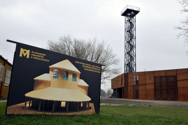 Rozhledna v areálu Valy v Mikulčicích u Hodonína. Rozhledna v areálu Valy v Mikulčicích u Hodonína.