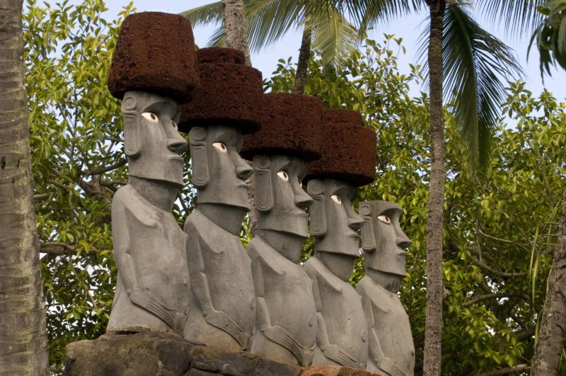 Kamenné sochy moai s klobouky z horniny pukao. Kamenné sochy moai s klobouky z horniny pukao.