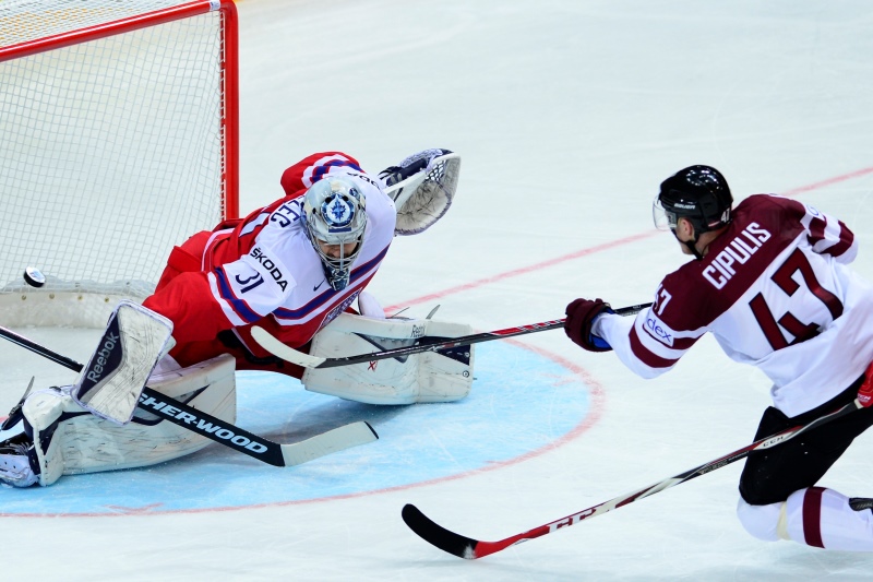 Brankář Ondřej Pavelec vystřídal utkání s Lotyšskem Alexandra Saláka.