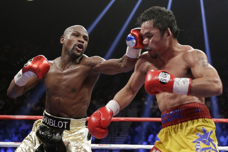 Floyd Mayweather (vlevo) vyhrál boxerský zápas století.