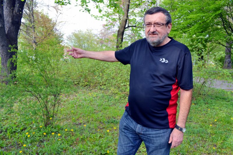 Historik Mečislav Borák na místě hromadného hrobu.