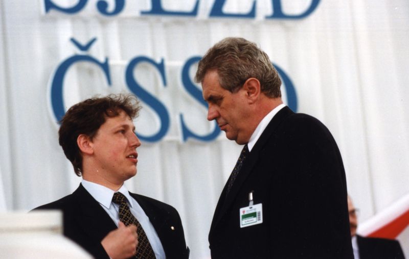 Stanislav Gross (vlevo) a Miloš Zeman na sjezdu sociální demokracie v roce 1999.