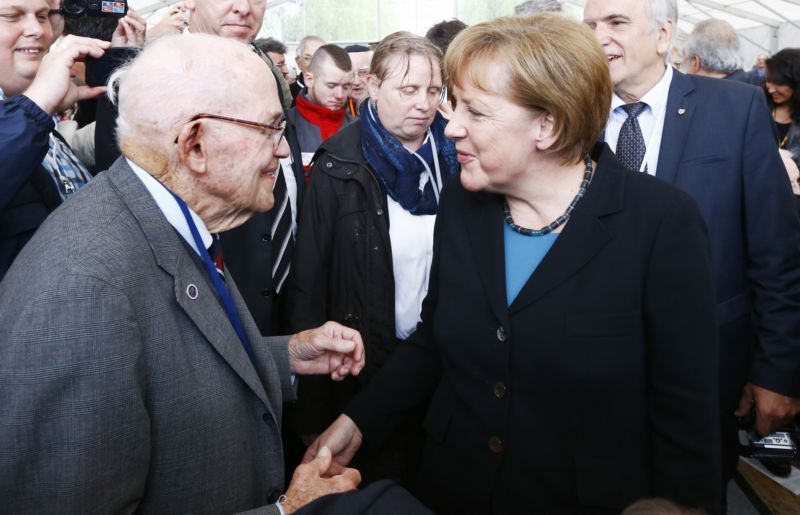 Merkelová se setkala s těmi, kteří přežili věznění v nacistickém táboře. Merkelová se setkala s těmi, kteří přežili věznění v nacistickém táboře.